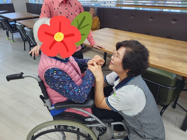 나는 어르신들과 함께 있을 때가 너무 행복하고 100% 힘들지만 또 그런 어르신들과 즐겁게 지내면서 일할 때 120% 행복하다. /황미순