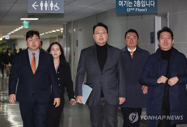 개혁신당 천하람 원내대표 및 지도부가 21일 오전 서울 여의도 국회 의원회관에서 열린 긴급 최고위원회의에 참석하고 있다. /연합뉴스