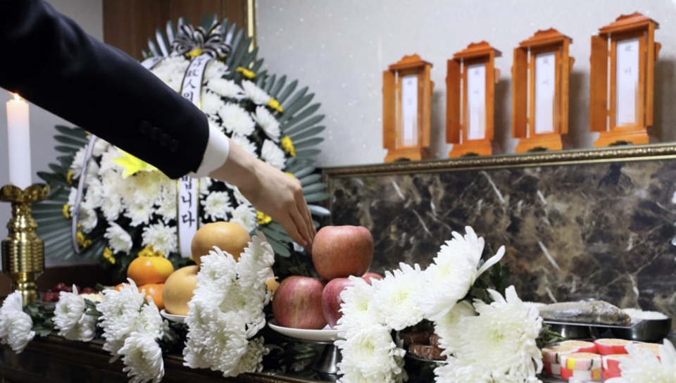 화장장과 장례식장의 수용 능력은 한계를 맞았다. 청주의 한 화장장은 하루 22구 화장 가능하지만 예약이 연일 포화 상태다. 서울, 부산, 대구, 광주 등 주요 대도시의 화장장 예약도 사흘 이상 대기해야 할 정도로 찼다. /연합뉴스