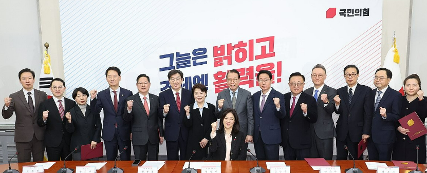 권영세 국민의힘 비상대책위원장과 권성동 원내대표가 21일 오전 국회에서 열린 경제활력민생특별위원회 임명장 수여식 및 1차 전체회의에서 윤희숙 위원장 및 위원들과 기념촬영을 하고 있다. /연합뉴스