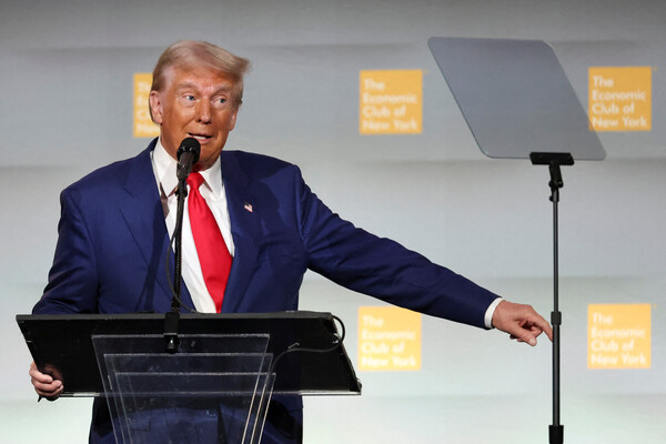트럼프 2기 출범에 국내 기업들이 달러 자금을 확보하고 있다. 사진은 지난해 9월 뉴욕 경제클럽에서 연설하는 도널드 트럼프 미국 대통령 /로이터=연합뉴스