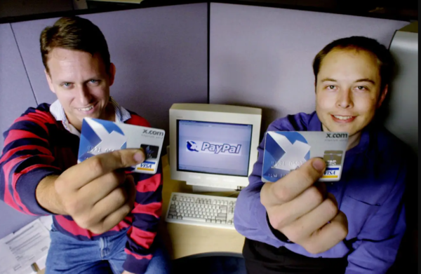 지난 2000년 미국 캘리포니아 팔로알토의 페이팔 본사에서 당시 피터 틸 페이팔 최고경영자(CEO)와 공동창업자 일론 머스크가 포즈를 취하고 있다. /AP=연합뉴스
