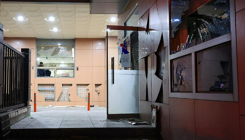 지난 19일 오전 윤석열 대통령의 지지자들이 습격한 서울 마포구 서울서부지방법원의 창과 외벽 등이 파손돼 있다. /연합뉴스