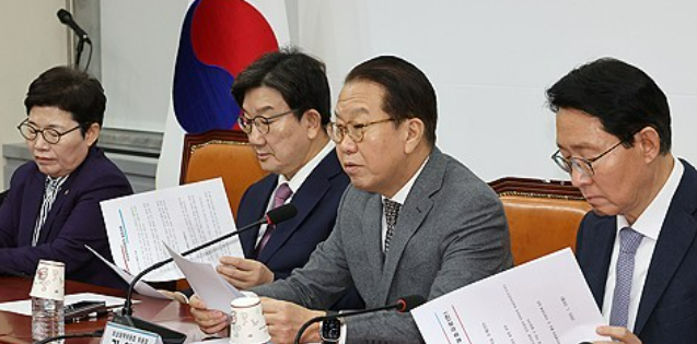 권영세 국민의힘 비상대책위원장(오른쪽 두 번째)이 지난 20일 국회에서 열린 비상대책위원 회의에서 발언하고 있다. /연합뉴스