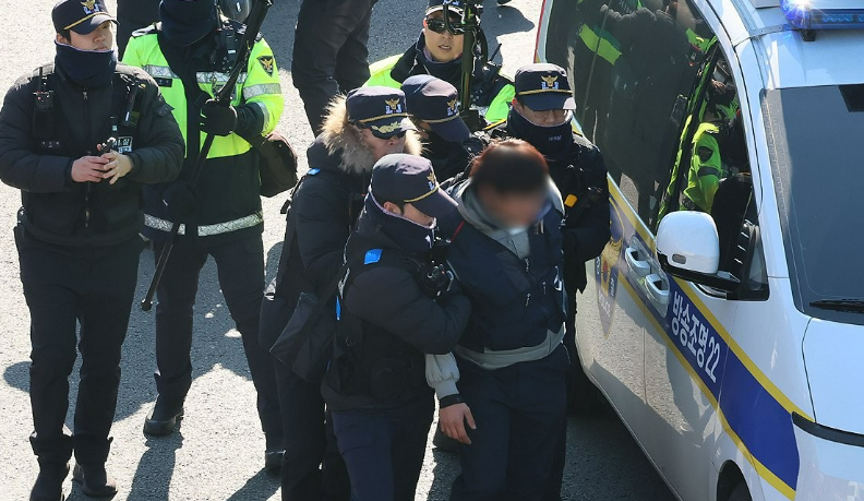 지난 4일 서울 용산구 한남동 대통령 관저 인근에서 집회신고 구간 행진을 시도하다 가로막히자 경찰과 몸싸움을 벌인 민주노총 한 조합원이 연행되고 있다. /연합뉴스