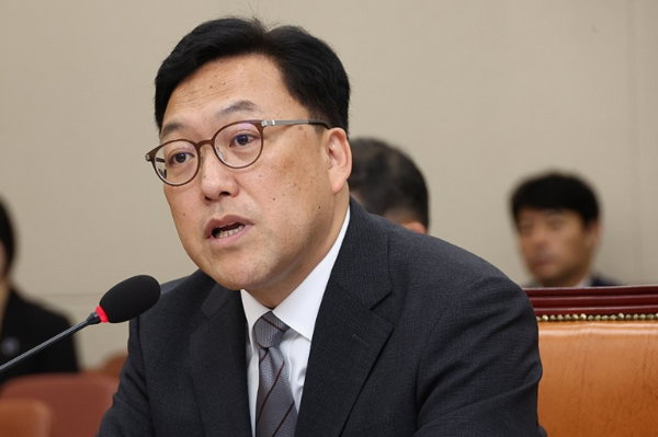 김병환 금융위원장이 우리금융의 보험사 인수 건 심사가 예정보다 길어질 수 있다고 언급했다. /연합뉴스