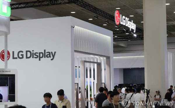 전방 수요 부진으로 적자를 기록했던 LG디스플레이가 지난해 적자를 2조원 줄이며 흑자 전환의 기반을 마련했다. /연합뉴스