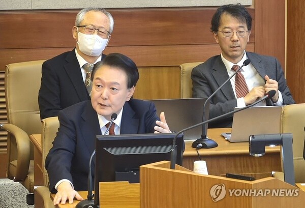 윤석열 대통령이 21일 오후 서울 종로구 헌법재판소에서 열린 탄핵심판 3차 변론에 출석해 피청구인석에서 발언하고 있다. /연합뉴스