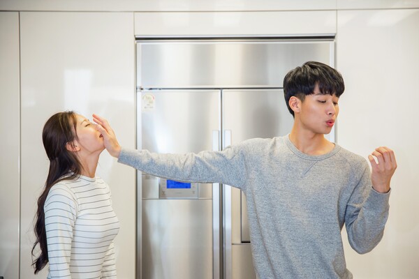 앵무새 질문은 능숙하게 하여도, 어색하게 하여도 상대는 자신의 말에 귀를 기울이고 있다고, 인정받았다고 생각합니다. 그래서 마음이 열리고, 움직이게 되는 첫 단추입니다. /게티이미지뱅크