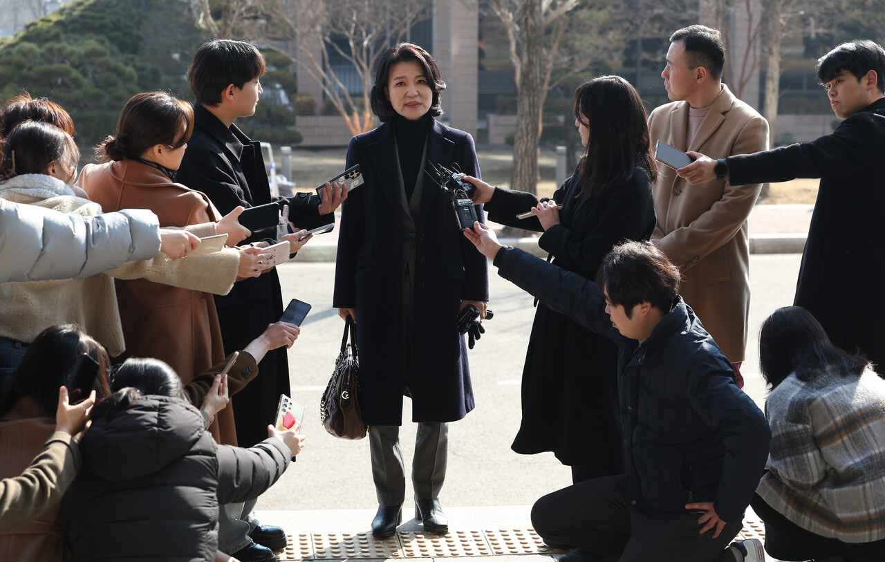 헌법재판소의 탄핵안 기각으로 직무에 복귀한 이진숙 방송통신위원장이 23일 경기 과천시 방송통신위원회에 출근하며 취재진 질문에 답하고 있다. /연합뉴스