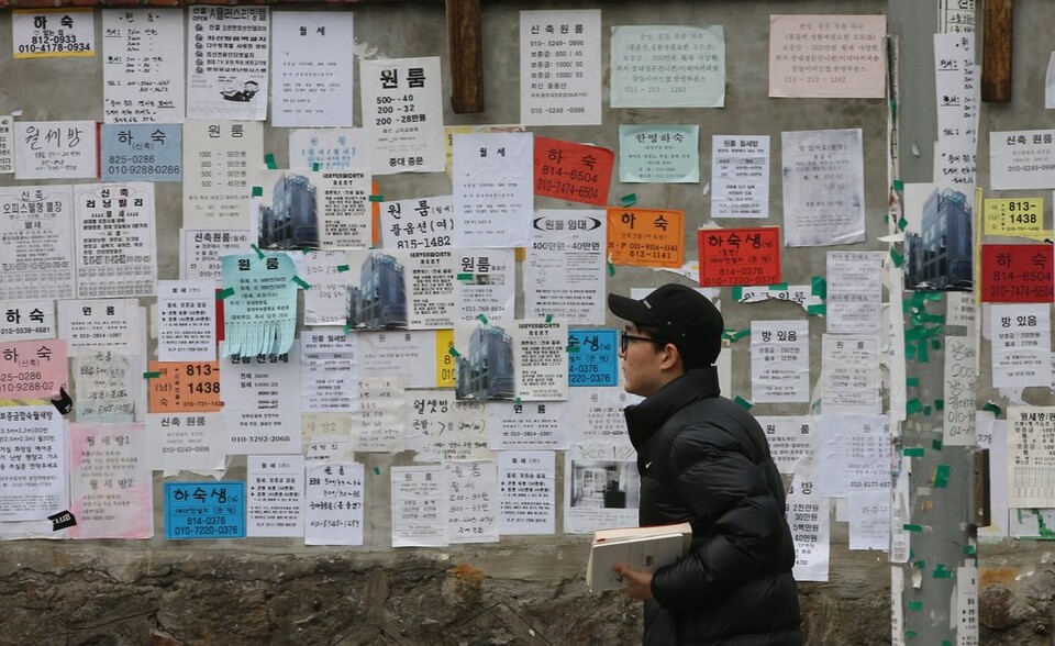보건복지부가 발표한 '고독사 사망자 실태조사 결과'에 따르면 전체 고독사 중 자살 사망이 차지하는 비중은 2022년 13.9%인데 반해 같은 해 20대 고독사 중 자살 비중은 71.7%, 30대도 51.0%나 된다. /연합뉴스