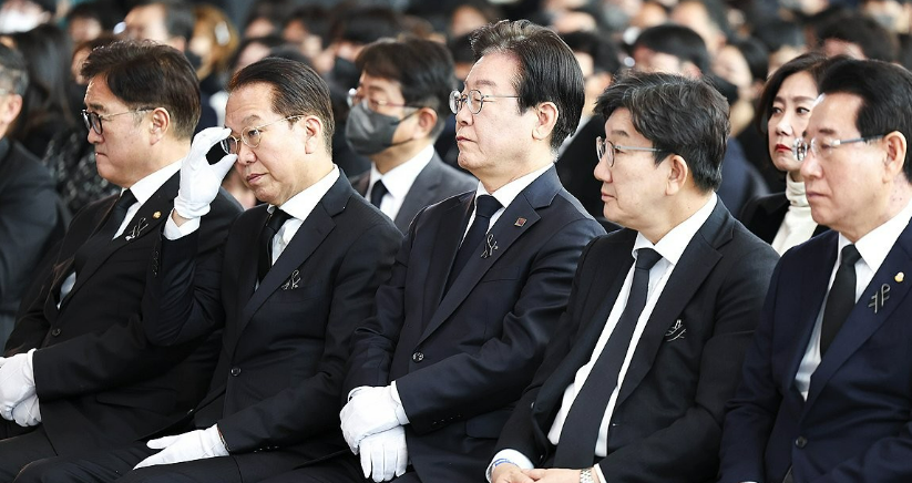 지난 18일 전남 무안국제공항에서 열린 '12.29 제주항공 여객기 참사 희생자 합동 추모식'에 여야 정치인, 지자체장들이 참석해 있다. 왼쪽부터 우원식 국회의장, 권영세 국민의힘 비상대책위원장, 이재명 더불어민주당 대표, 권성동 국민의힘 원내대표, 김영록 전남도지사다. /연합뉴스