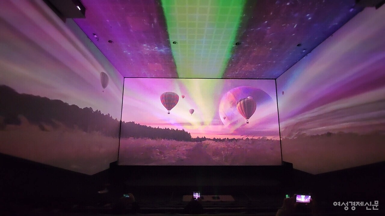 CGV는 23일 CGV용산아이파크몰에서 기자 간담회를 열고 자회사인 CJ 4D플렉스와 협력해 4면 스크린으로 확장된 상영관인 ‘CGV용산아이파크몰 스크린X관’(용산 스크린X관)를 전 세계 최초로 선보였다.  /류빈 기자