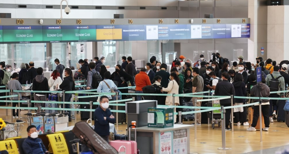 탑승하기로 한 항공편이 늦어져 초과 비용이 발생할 경우 가입한 해외여행자보험 상품별로 '지연 인정 시간'이 다르므로 가입 시 주의가 필요하다. /연합뉴스