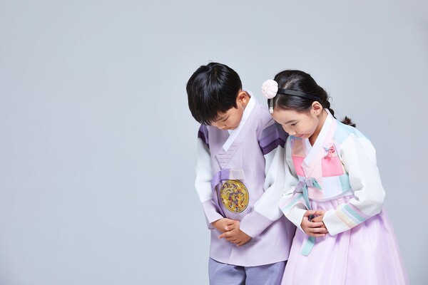 인사하는 사소한 습관을 통해 사람들과 긍정 에너지를 나누며 유쾌하게 살아가라. /게티이미지뱅크