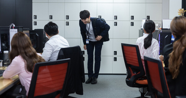 사람이 누군가의 인사를 받아준다는 건 그 사람을 존중한다는 의미다. 이걸 통해서 우리는 상대방에게 긍정적인 영향을 줄 수 있다. /게티이미지뱅크