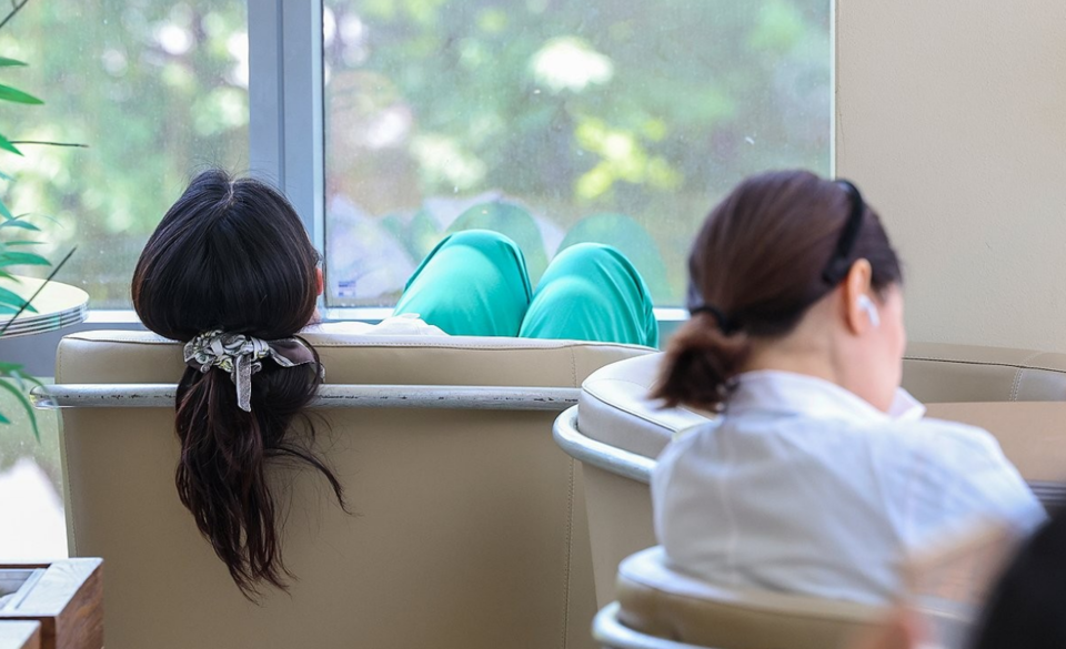 최종범 교수는 야간 당직까지 포함해 업무량이 최소 1.5배 늘었다고 했다. 끝이 보이지 않는다는 점이 가장 괴롭다고 말했다. /연합뉴스