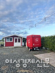 캠핑장에 열리는 오전 카페 빵 차, 새벽 배송 크로아상으로 아침을 먹었다. /사진=박재희