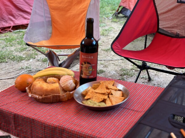 캠핑장에서 마주한 저녁 전 화해의 테이블, 역시 와인은 세상 문제의 대부분을 해결한다고 믿는다. /사진=박재희