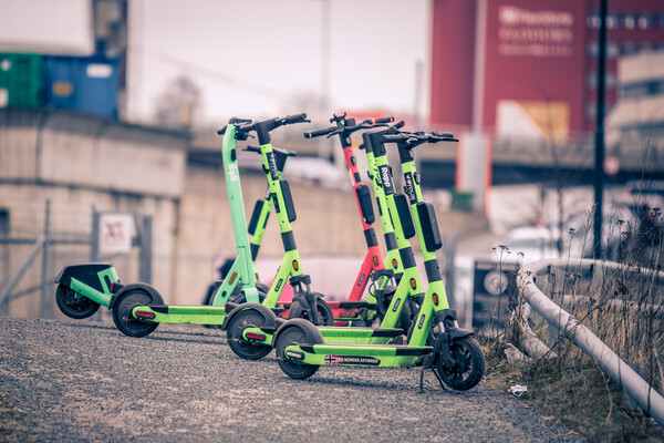 전동 킥보드는 이제 전국 대학가의 일상이 됐다. 도시마다 공유형 전동 킥보드 이용자는 나날이 증가하고 있다. 공유 퍼스널모빌리티(PM) 대수는 2000년 7만 대에서 2023년 29만 대로 증가했다. /게티이미지뱅크