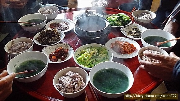 초가에 살고 있는 지인의 집에서 하루를 묵었는데 안방에서 두레상을 받아 정겨운 아침밥을 먹을 수 있었다. 주인이 사는 안채와 객실과 차실이 있는 아래채를 합해도 열두 평 남짓이지만 손님이 묵어갈 수 있으니 얼마나 넉넉한 집인가? /김정관