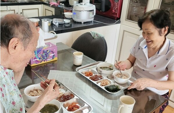 두 분의 부부인 치매 어르신을 케어중입니다. 정말 기억을 훔치는 병으로 옆에서 같이 하는 시간을 보내면서 답답하고 속상하지만 안타깝고 가슴 찡합니다. /김지영