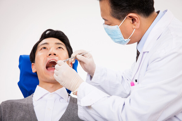 청장년기는 증상이 없어도 정기검진(1년 1~2회)을 받고 필요한 경우 치석 제거(스케일링)를 받아야 한다. /게티이미지뱅크