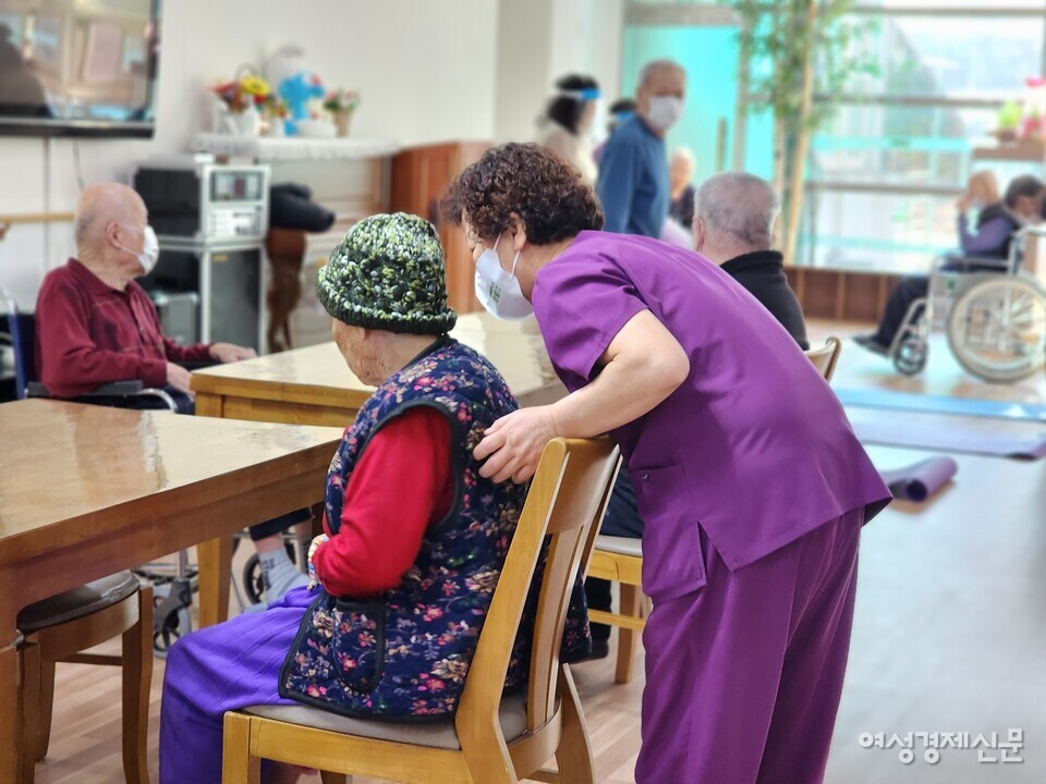 요양보호사가 입소 어르신의 식사를 위해 준비하고 있다. /김현우 기자