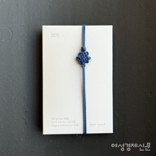 2025년 프레스 모멘트 달력 '아취' 커버 /프레스 모멘트