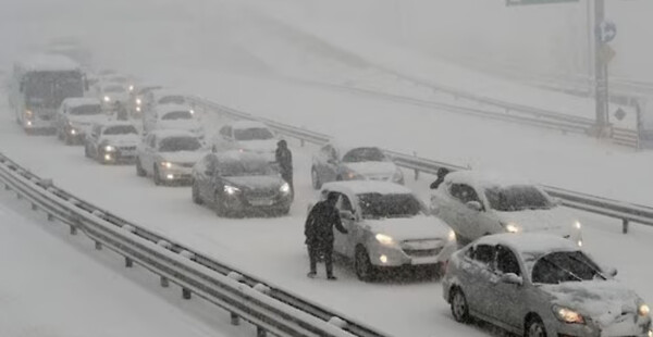 설연휴 사흘째인 28일 전일부터 많은 눈이 내리면서 전국 곳곳 고속도로가 마비되고 있다. /연합뉴스