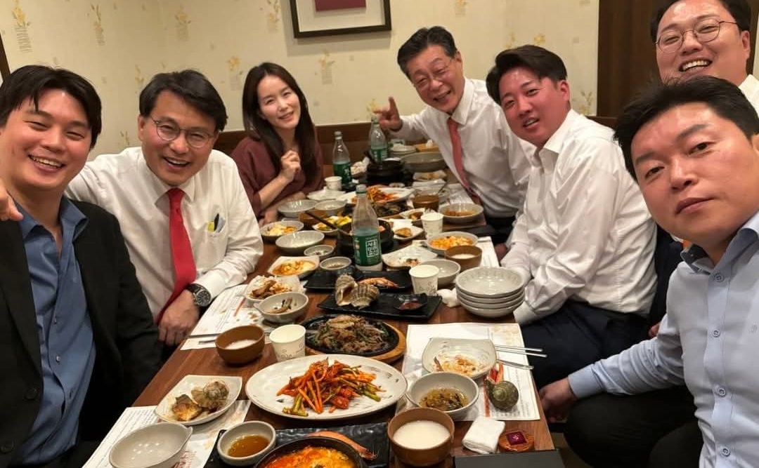 지난해 4·10 총선 이후 이준석 개혁신당 의원이 윤상현 국민의힘 의원과 서울 모처에서 회동하는 모습. /제보자