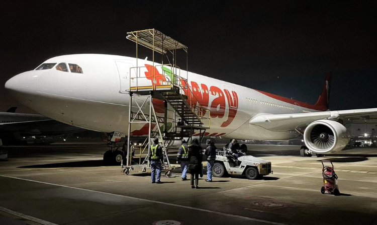 재계에 따르면 소노인터내셔널은 최근 티웨이항공에 경영 개선과 신규 이사 선임을 포함한 주주 제안을 전달했다.  티웨이항공의 에어버스 330. /티웨이항공