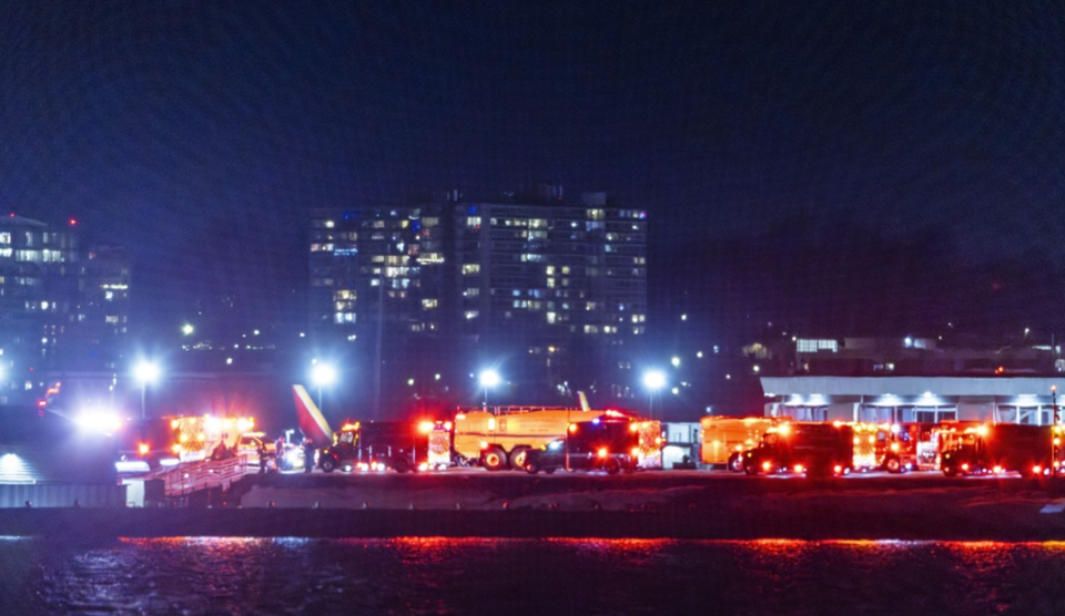 29일(현지시간) 미국 워싱턴 로널드 레이건 공항 인근에서 소방당국이 수색 및 구조 작업을 수행하고 있다. /EPA=연합뉴스