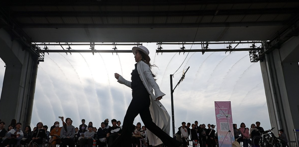 시니어 모델들의 당당한 워킹 /연합뉴스