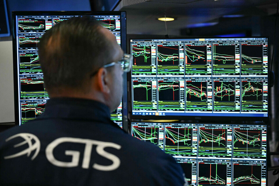 27일(현지시간) 미국 뉴욕증권거래소(NYSE)에서 트레이더들이 일하고 있다. /AFP=연합뉴스