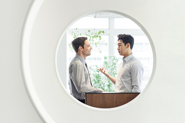 경청은 사람들의 마음을 여는 강력한 도구이며, 깊고 의미 있는 관계를 형성하는 첫걸음이다. /게티이미지뱅크