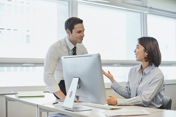 귀 기울여 들으면, 상대방은 자기 생각을 더욱 솔직하게 표현할 수 있고, 더 깊은 이야기로 나아갈 수 있는 용기를 얻는다. /게티이미지뱅크