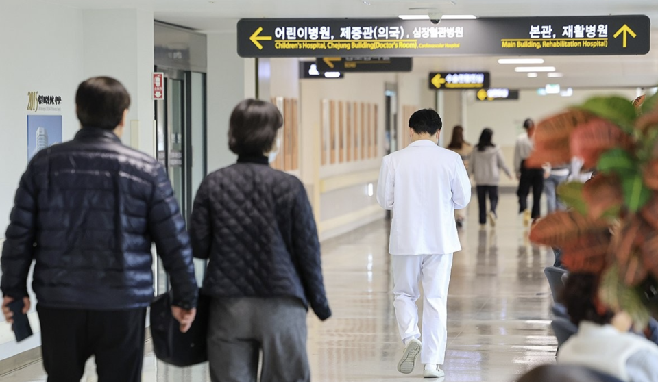 정부가 공중보건의사(공보의)와 군의관을 상급종합병원에 파견한 지난해 3월 11일 서울 시내 대학병원에서 의료 관계자가 이동하고 있다. /연합뉴스