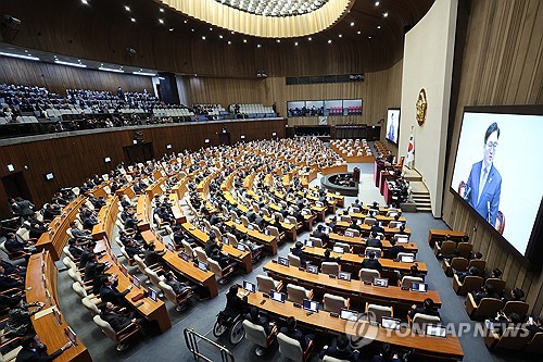 우원식 국회의장이 3일 국회 본회의장에서 열린 제422회국회(임시회) 개회식에서 개회사를 하고 있다. /연합뉴스