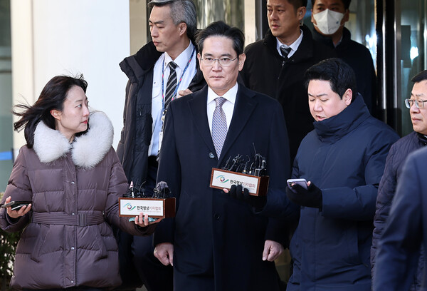 이 회장은 2015년 최소 비용으로 삼성그룹 경영권을 승계하기 위해 삼성물산과 제일모직의 합병을 추진하며 각종 불법행위를 저지른 혐의를 받아왔다. /연합뉴스