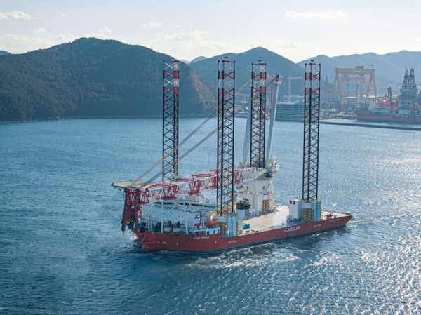 한화오션이 건조한 대형 해상풍력발전기 설치선(WTIV) 시운전 모습. /한화오션