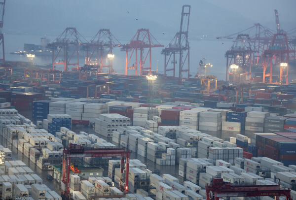 국내 수출 기업 37%가 올해 경영 환경이 작년보다 악화할 것이라고 내다봤다. 사진은 부산 신선대 부두 /연합뉴스 