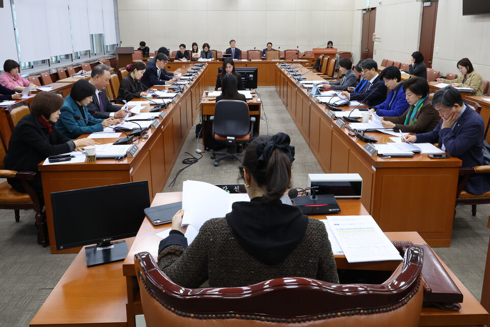 3일 국회에서 열린 보건복지위원회 법안심사제1소위원회에서 더불어민주당 소속 강선우 소위원장을 비롯한 위원들이 위기청년 지원에 관한 특별법, 취약청년 자립 지원 보호에 관한 법률 등 법안을 심사하고 있다. /연합뉴스
