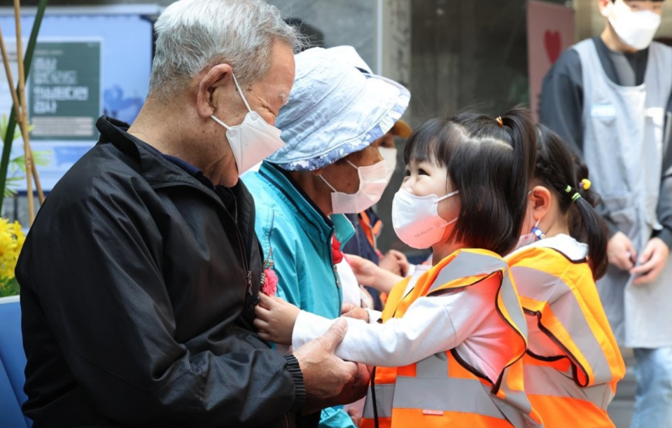 지난 2022년 5월 2일 경기도 수원시 팔달노인복지관에서 어린이집 원아들이 어버이날을 앞두고 어르신들에게 카네이션을 달아주고 있다. /연합뉴스