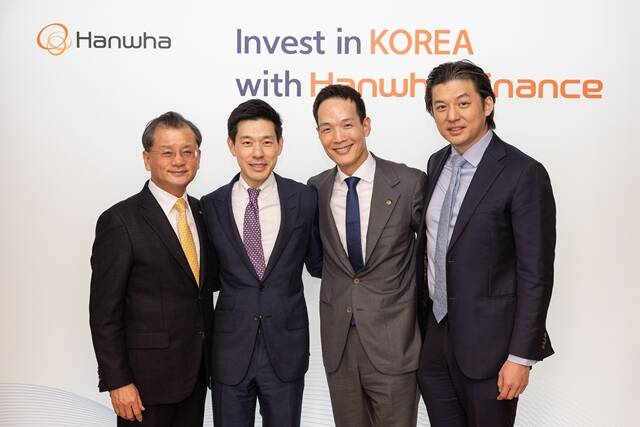 지난 1월 22일(현지시간) 스위스에서 열린 세계경제포럼에서 한화생명과 셀라돈 파트너스가 아시아 시장 진출 확대를 위한 MOU를 체결했다. 김동원 사장(오른쪽에서 두 번째)은 여승주 대표이사 부회장(왼쪽 첫 번째)과 함께 참석해 기념촬영을 하고 있다. /한화생명