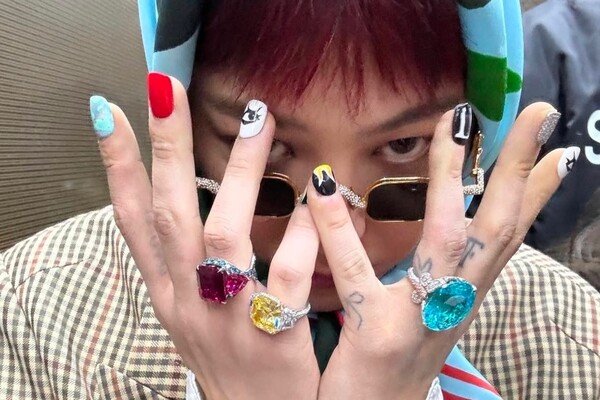 파라이바 투어멀린 반지(사진의 오른쪽)를 착용한 지드래곤 /제이콥앤코 SNS