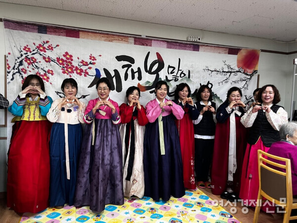 구정 때 직원들이 어르신들께 세배드리고 있다. /자혜양로원 제공