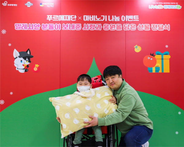 민경훈 마비노기 디렉터가 지난 1월 곽시현 어린이에게 '낮잠 이불 세트'를 전달하고 있다. /넥슨재단