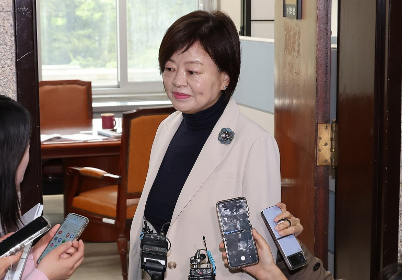 진선미 더불어민주당 의원이 지난해 4월 24일 국회에서 기자들의 질문에 답하고 있다. /연합뉴스