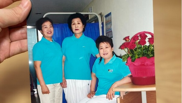 2005년에는 야간에 여성인력 개발센터에서 공부하고 케어 복지사 자격증을 받았다. /박분이